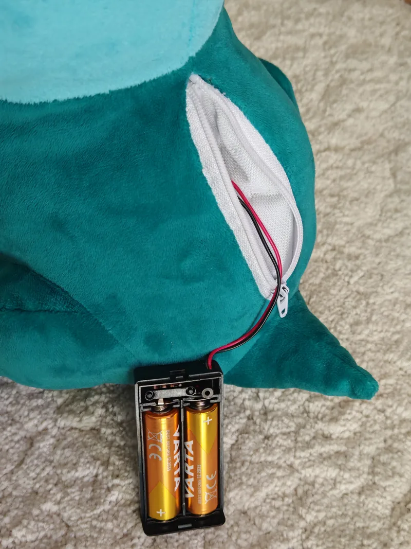 Die geöffnete Tasche und der Batteriehalter mit gut sichtbaren Plus- und Minus-Markierungen